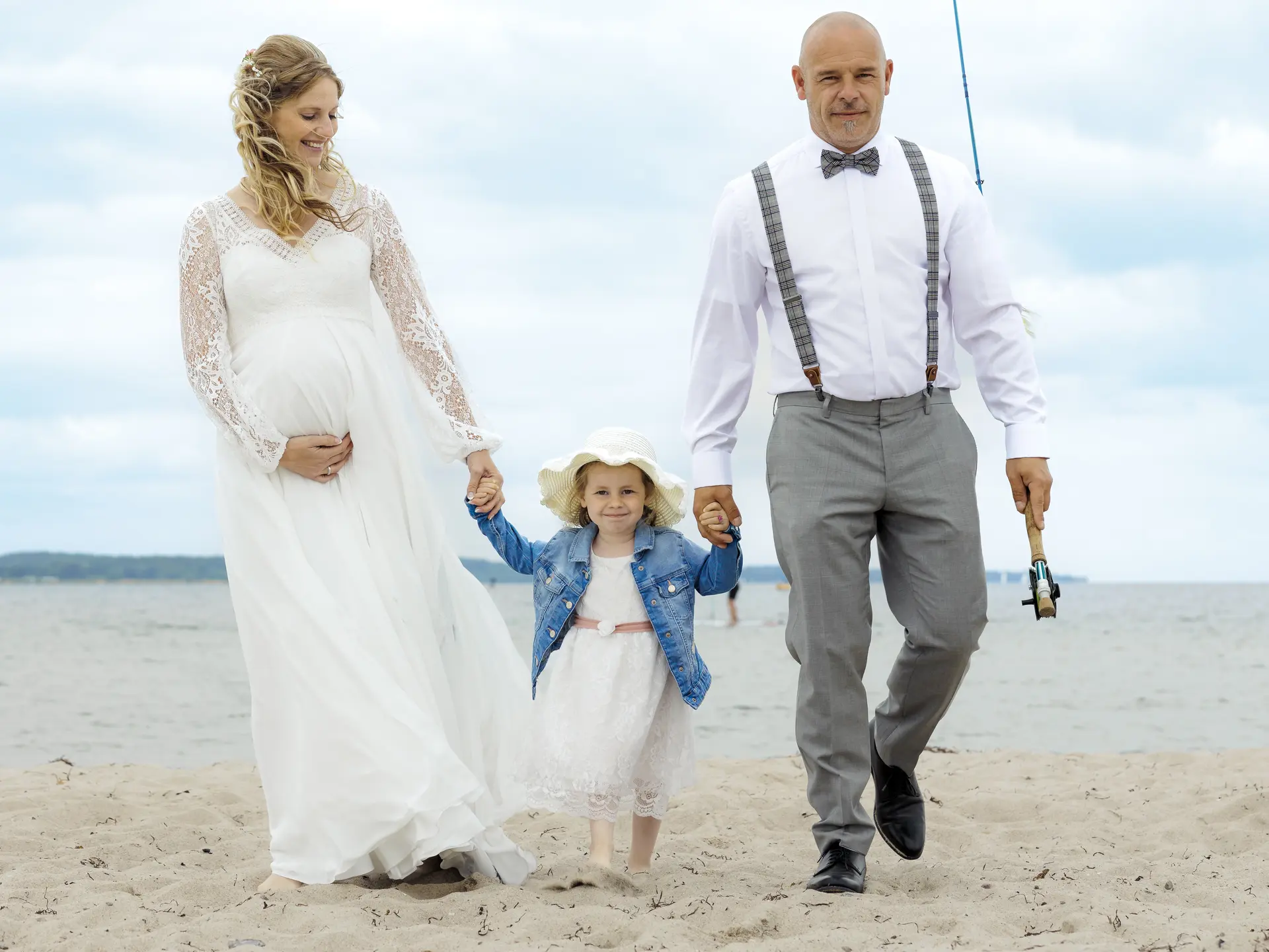 Brautpaar und Kind Schwanger am Strand Eckernfoerder Bucht